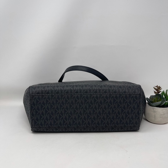 Michael Kors JST Large Chain Shoulder Bag - Picture 6 of 10